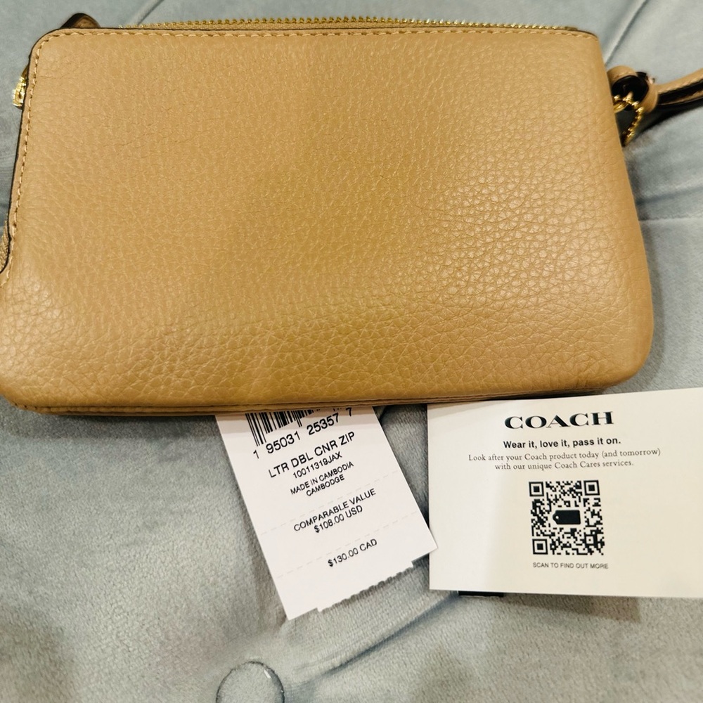 Coach Wristlet - Picture 4 of 7